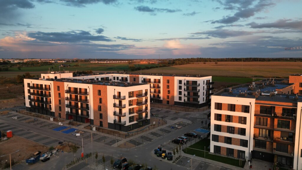 Budynki osiedla Nove Garby w popołudniowym świetle