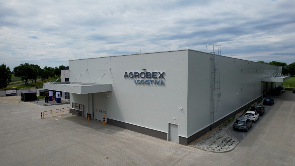 Hala magazynowa Agrobex Logistyka z logo na elewacji, widok z drona